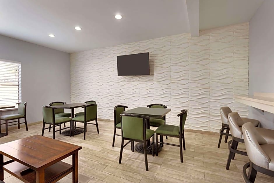 Super 8 by Wyndham Universal City