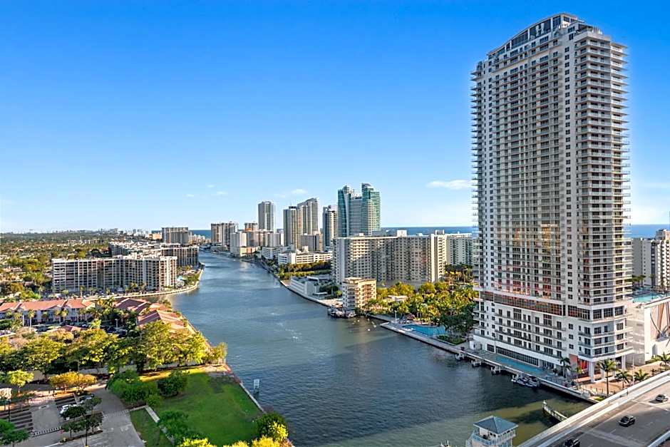 Water View Building With Pool - 5-Min Walk To The Beach - Cozy Studios