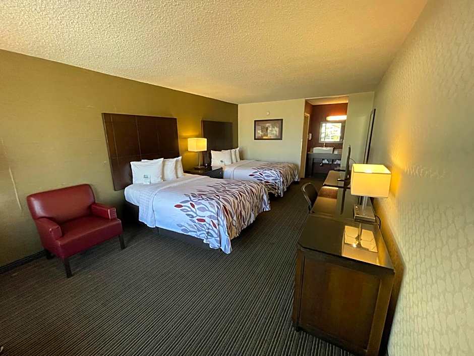 Red Roof Inn & Suites Dekalb