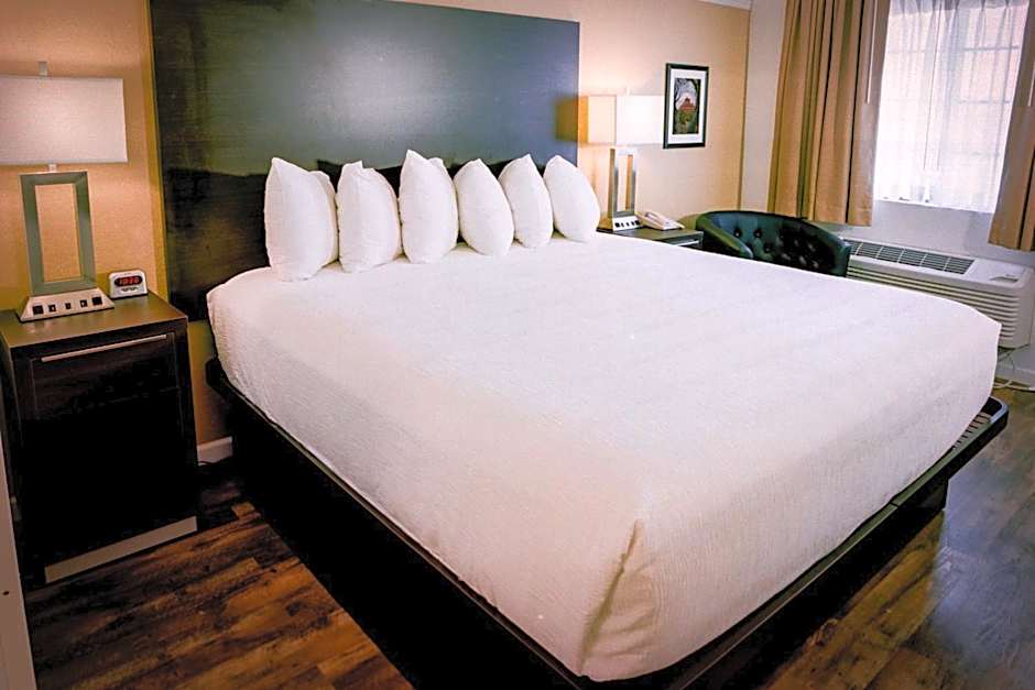 Pines Inn & Suites