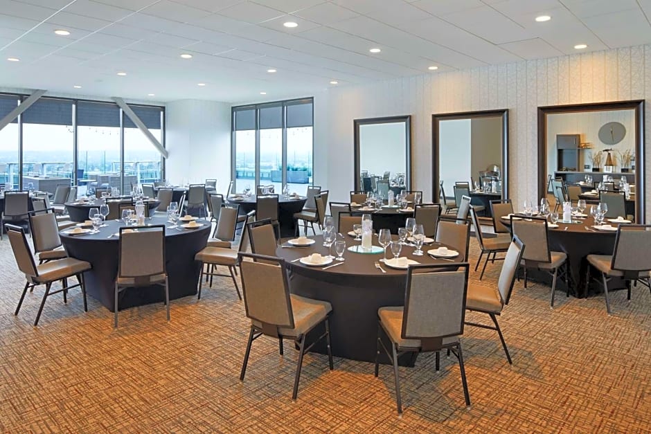 H Hotel Los Angeles, Curio Collection by Hilton