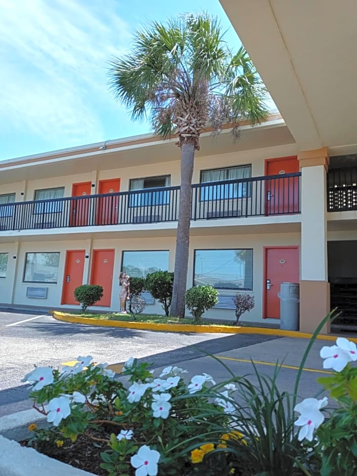 Hole Inn the Wall Hotel - Sunset Plaza - Fort Walton Beach