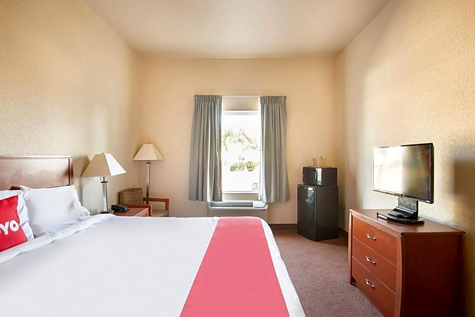 OYO Townhouse Clute Lake Jackson