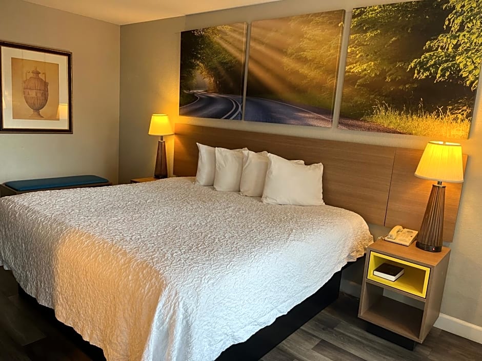 Days Inn & Suites by Wyndham Dayton North