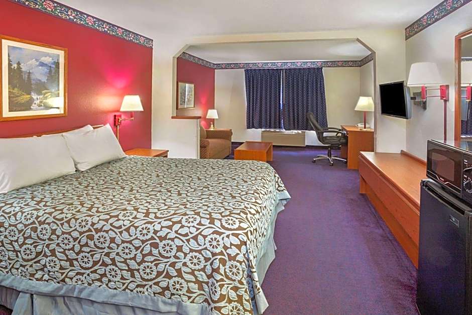 Days Inn & Suites by Wyndham Gresham
