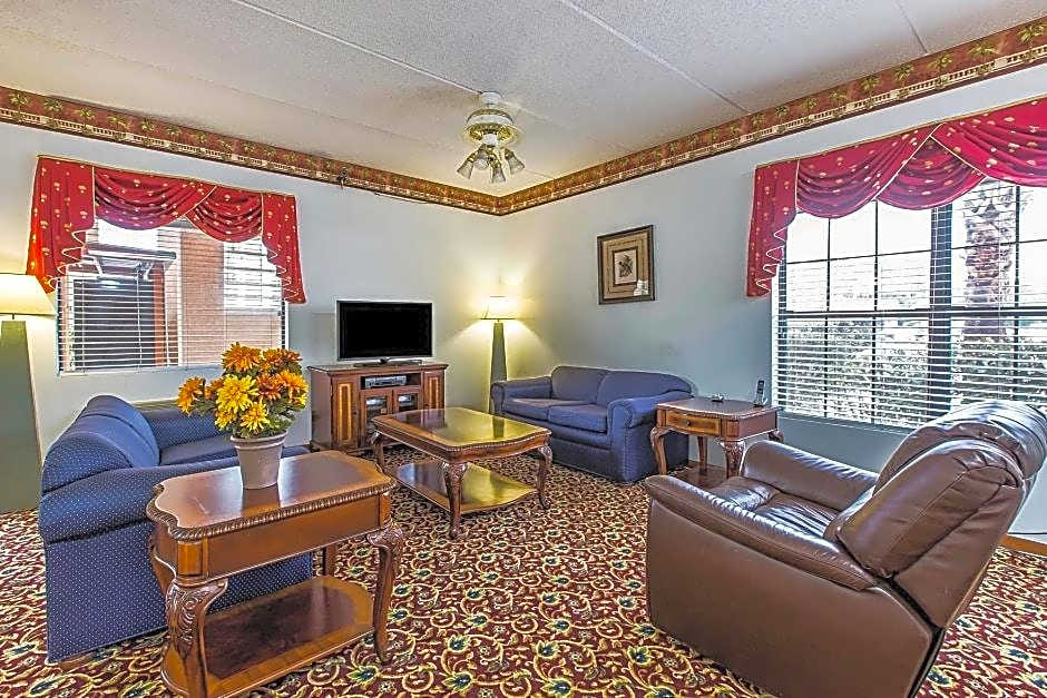 Econo Lodge Inn & Suites