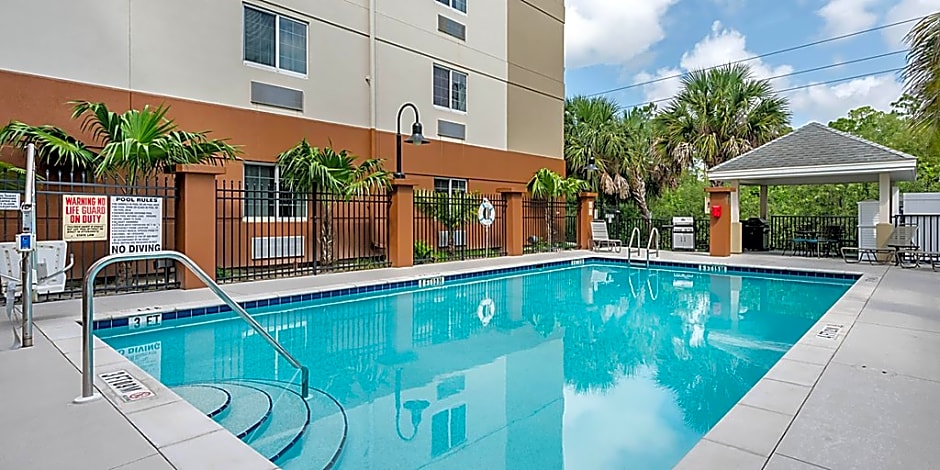 Candlewood Suites Fort Myers/Sanibel Gateway