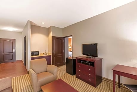 1 King Bed, Mobility/Hearing Access Family Suite, Tub w/ Grab Bars, Non-Smoking