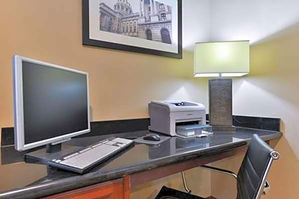 Days Inn & Suites by Wyndham Manheim Lebanon