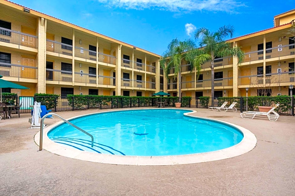 Super 8 by Wyndham The Woodlands North