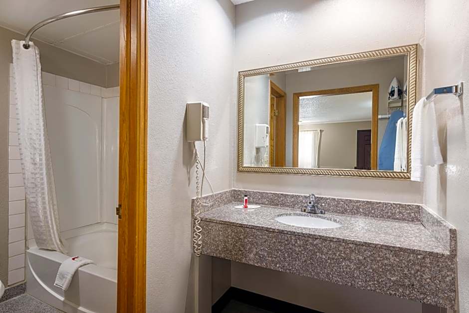 Super 8 by Wyndham Kansas City Airport North