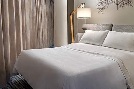 Guest Room, 1 King, Sofa Bed, Corner Room, High Floor