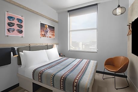 Standard Queen Room - Hearing Accessible