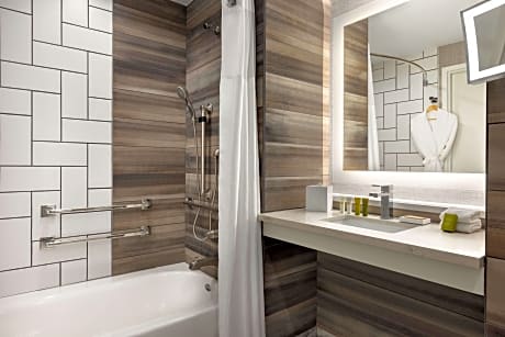 1 King Bed Executive Floor Accessible Room