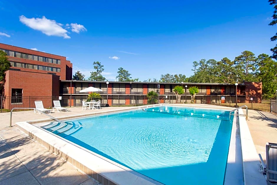 Days Inn & Suites by Wyndham Tallahassee Conf Center I-10
