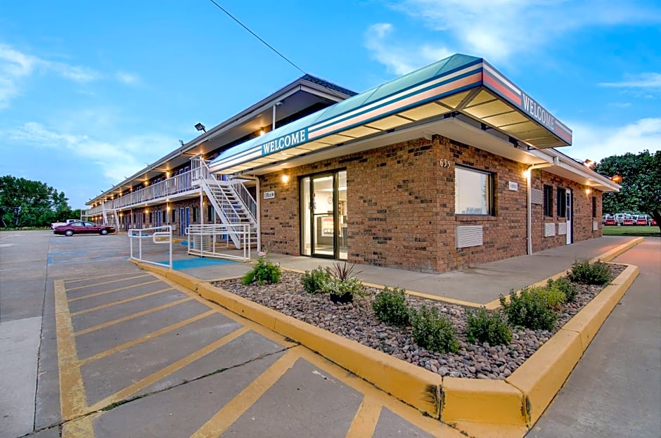 Motel 6-Salina, KS