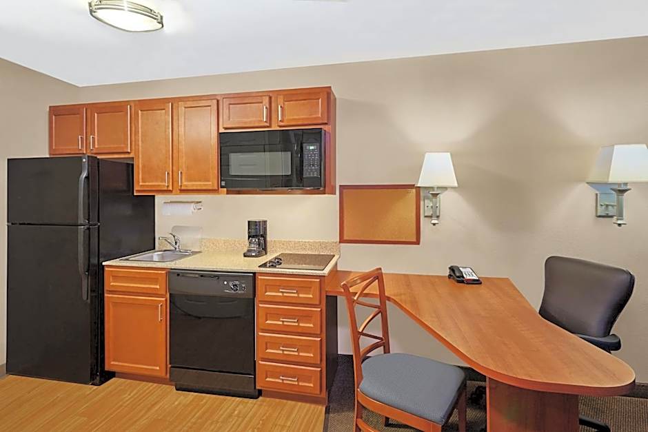 Candlewood Suites Milwaukee Airport - Oak Creek
