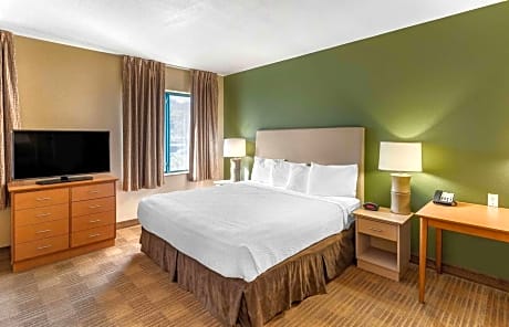 Deluxe Studio with 1 King Bed - Non-Smoking