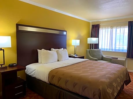 1 King Bed Smoking Accessible