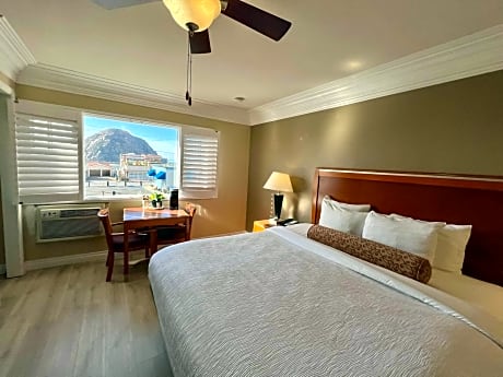 King Room with Partial Ocean View - Non-Smoking
