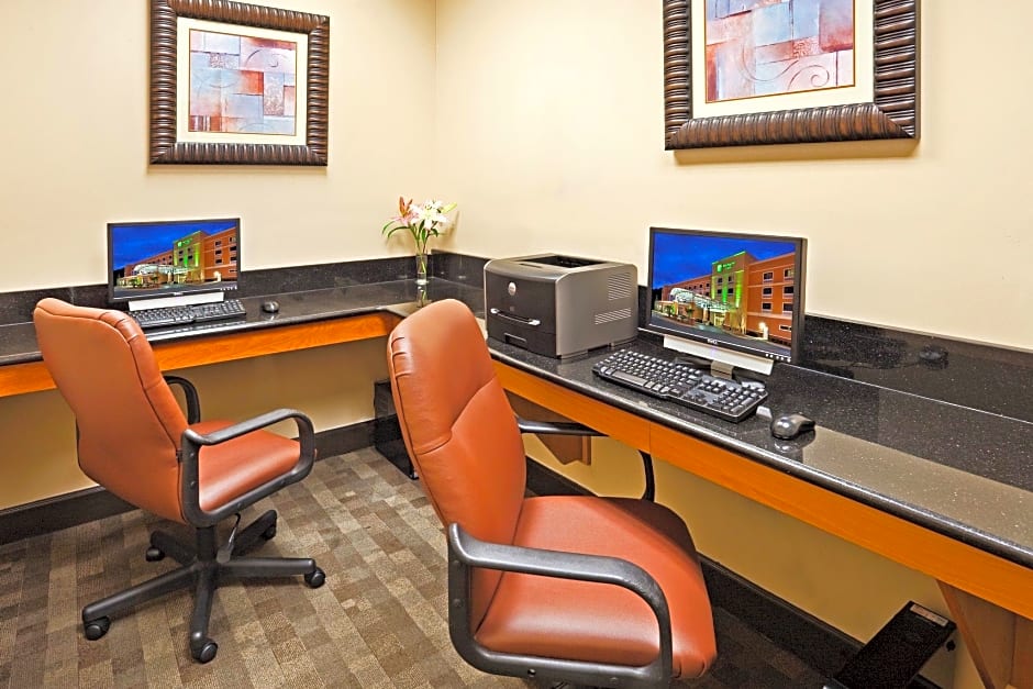 Holiday Inn Hotel & Suites Beaufort at Highway 21
