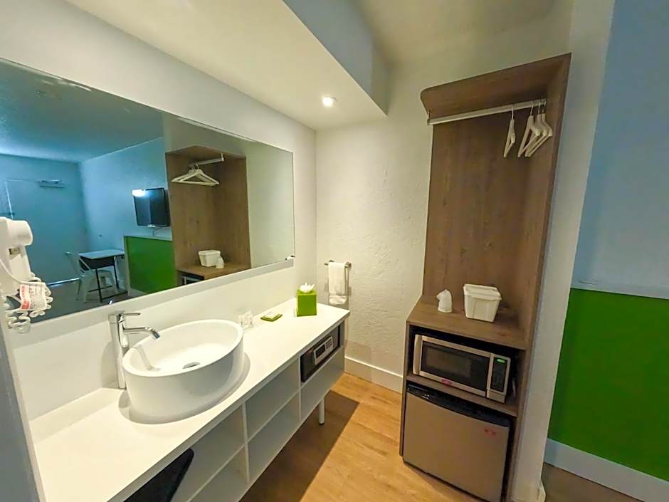 Impeccably cozy hotel room Developer Inn Express