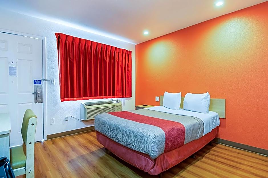 Motel 6-Bakersfield, CA - Airport