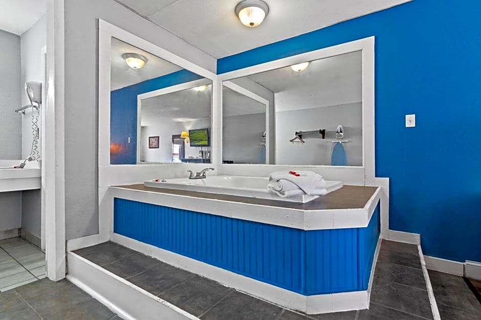 Econo Lodge Inn & Suites I-64 & Us 13