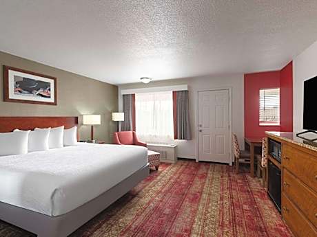 Business Suite with One King Bed and Jetted Tub - Non-Smoking