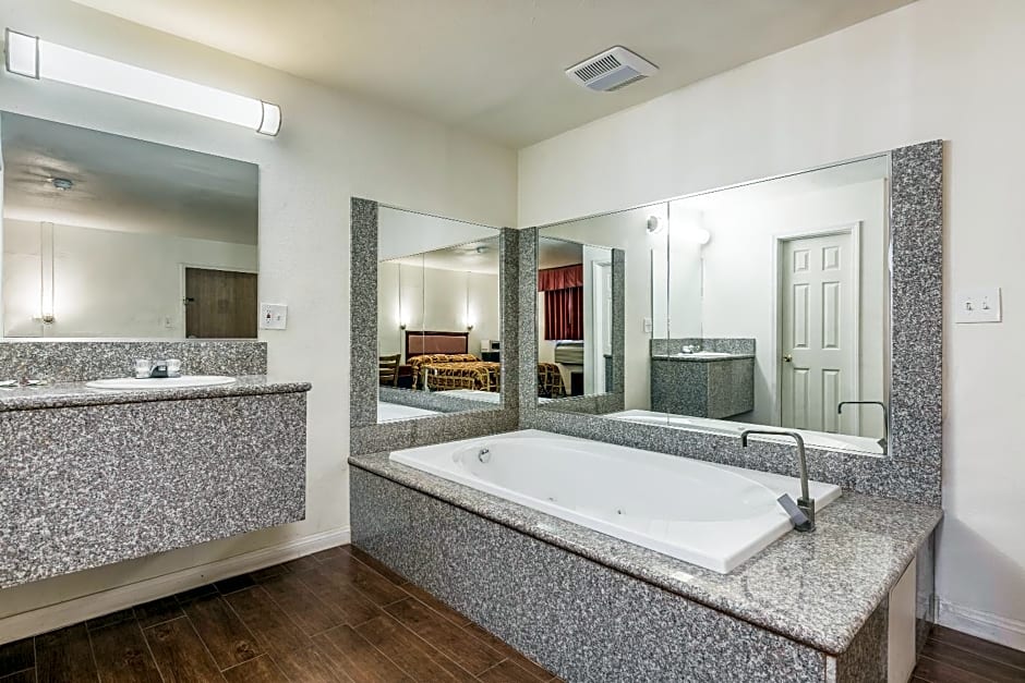 Colonial Pool & Spa Motel