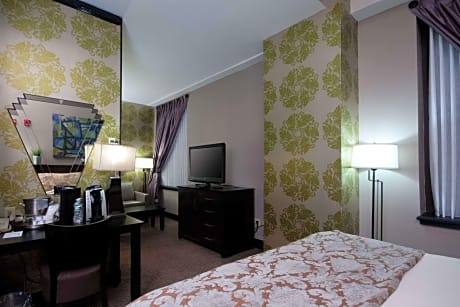 King Room with Fireplace - Accessible/Non-Smoking