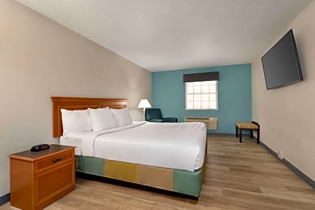 1 King Bed Mobility/Hearing Accessible Room Various Views Non-Smoking