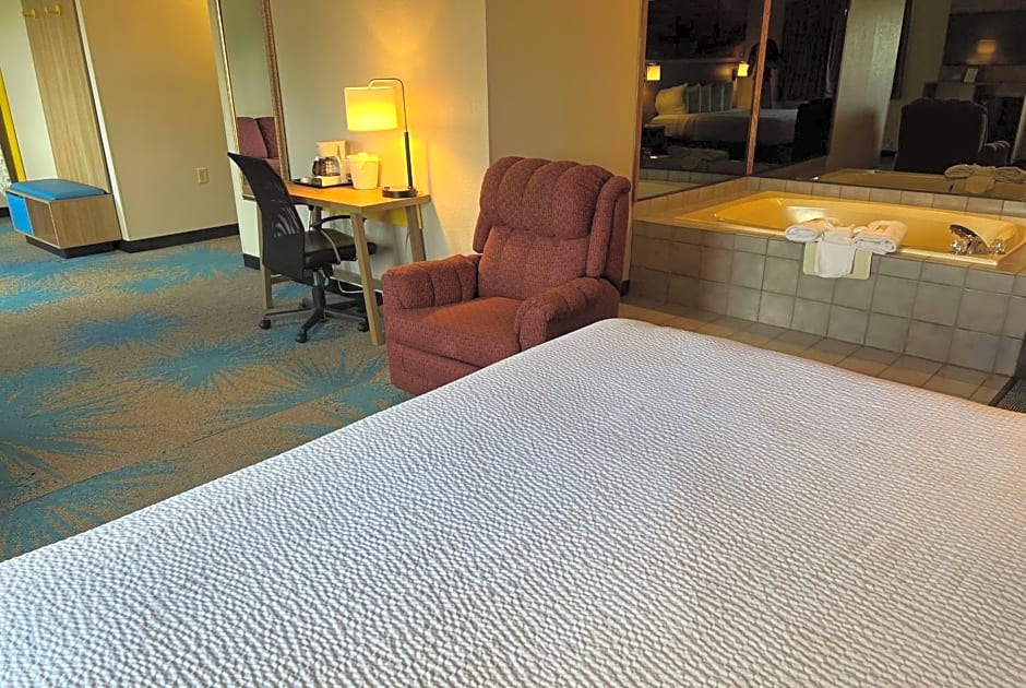 Days Inn & Suites by Wyndham Des Moines Airport