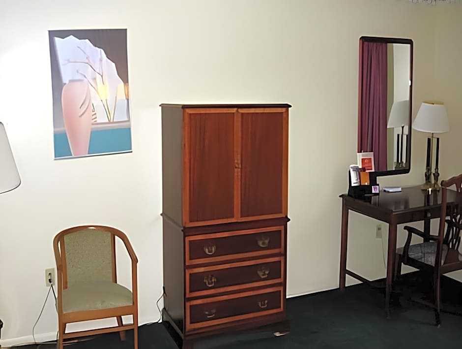 Red Carpet Inn and Suites Plymouth