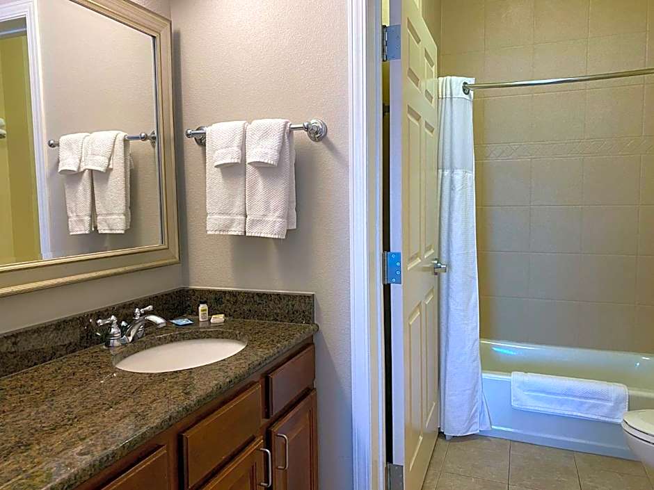 Staybridge Suites Milwaukee West-Oconomowoc