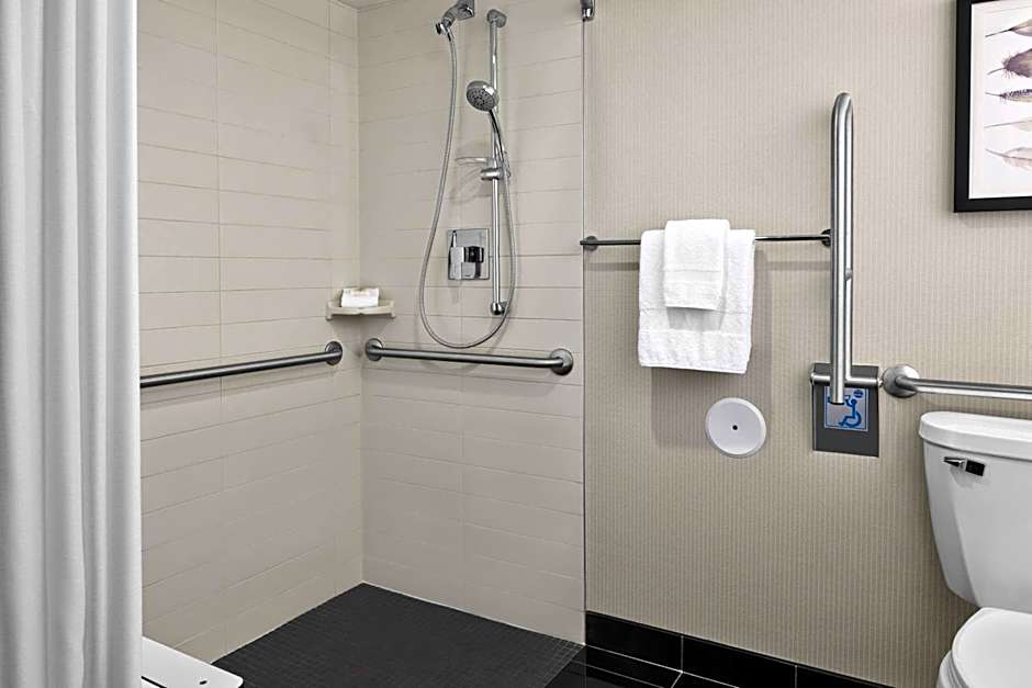 Delta Hotels by Marriott Milwaukee Northwest