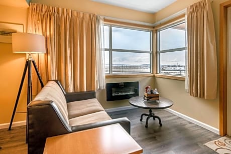 King Suite with Balcony - Non-Smoking