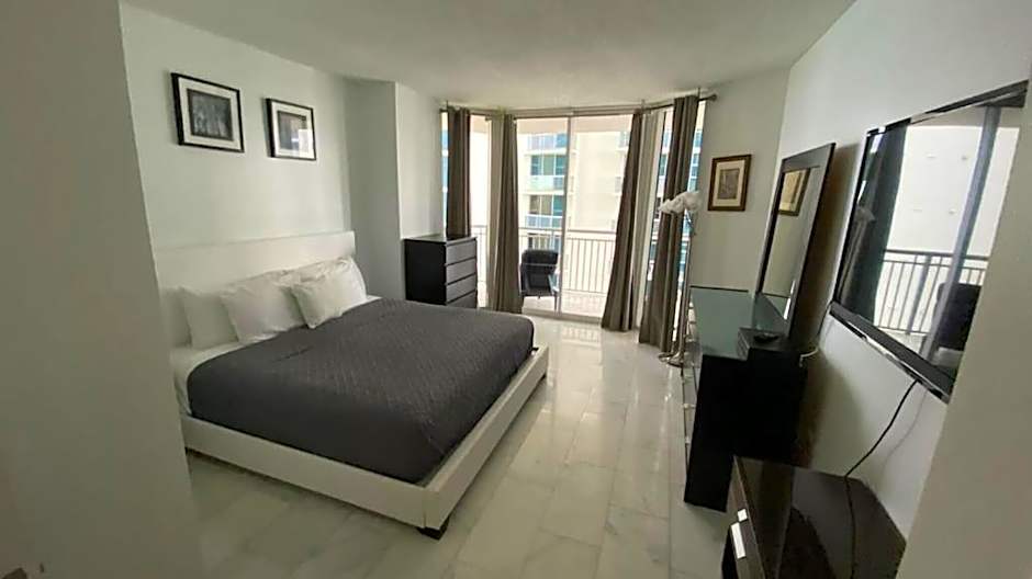 Beautiful 1 bedroom condo on the beach