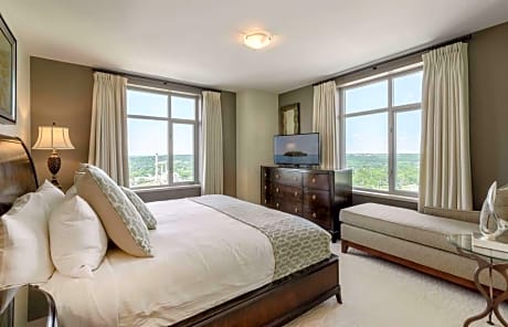 1 King Bed 2 Double Beds 2 Bedroom Mobility Accessible Apartment Non-Smoking