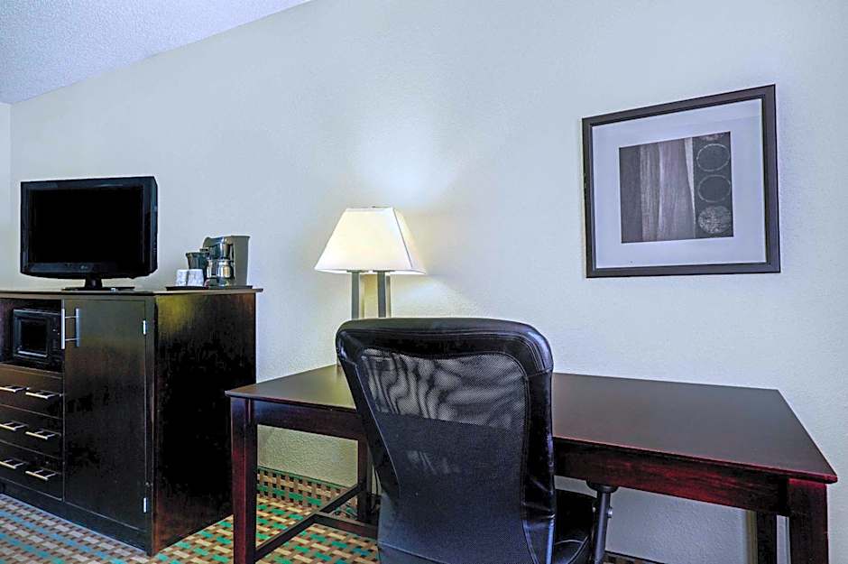 La Quinta Inn & Suites by Wyndham Maingate Fort Jackson
