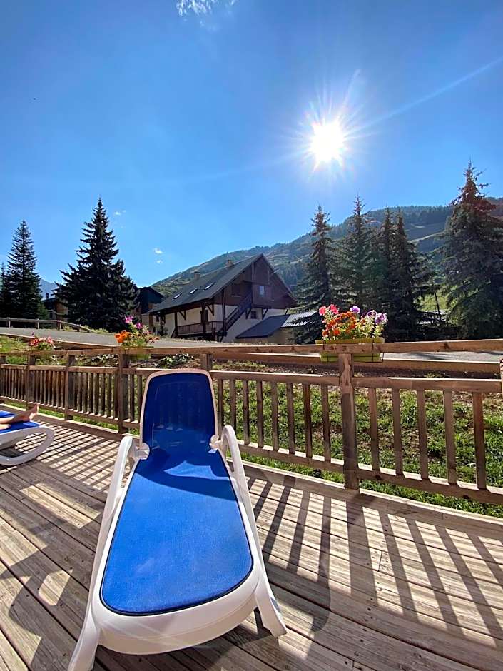 Appartement Vars sur les pistes de ski avec piscine