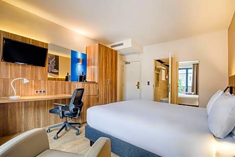 Standard King Room with Balcony and Bath