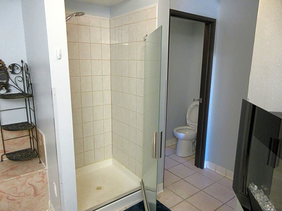 Econo Lodge Inn & Suites