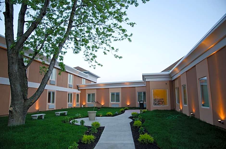 Aashram Hotel by Niagara River