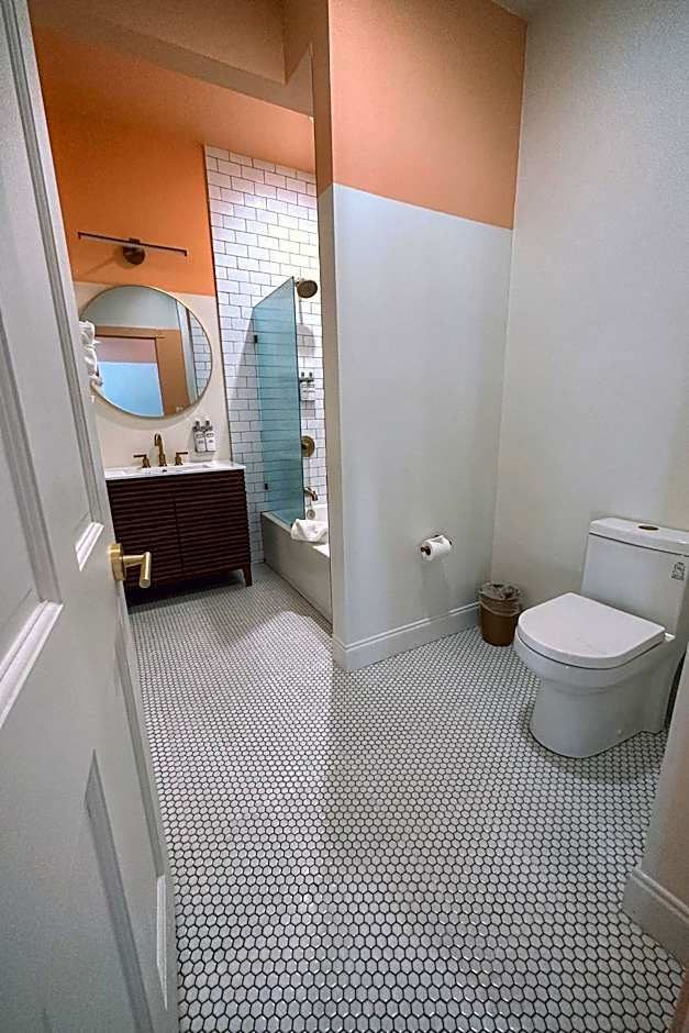 Peninsula Bed & Cocktails