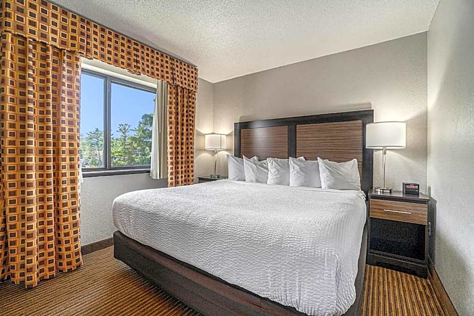 Days Inn & Suites by Wyndham Traverse City