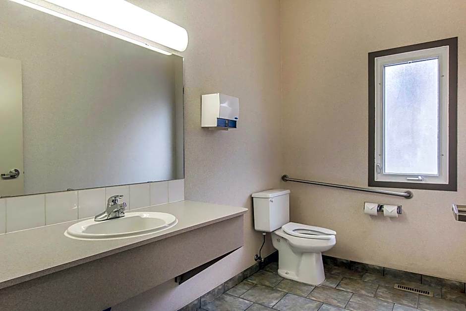 Econo Lodge And Suites