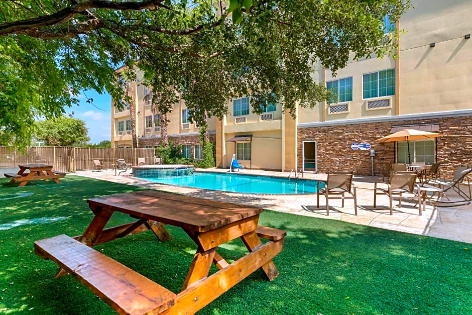 Comfort Inn & Suites Near Six Flags & Medical Center