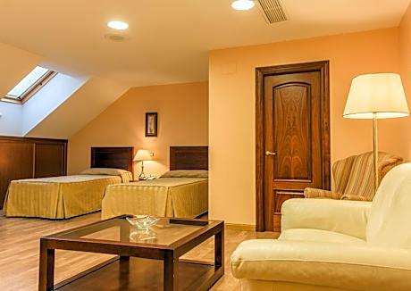 Family Room (2 Adults + 2 Children)