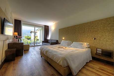 Luxury Double or Twin Room with Lake View